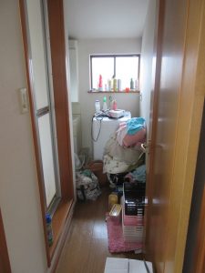 汚部屋に潜む 除菌クリーナー スプレー缶 の謎 実家の片付けと自宅 実家片づけ整理協会